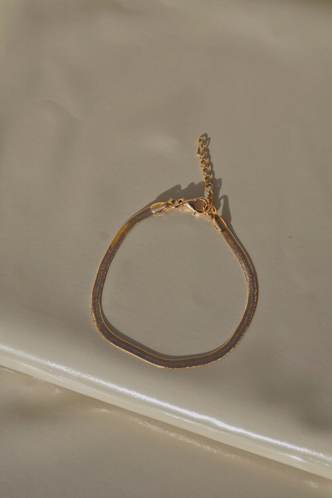 FAYE 3mm Herringbone Chain Bracelet Gold