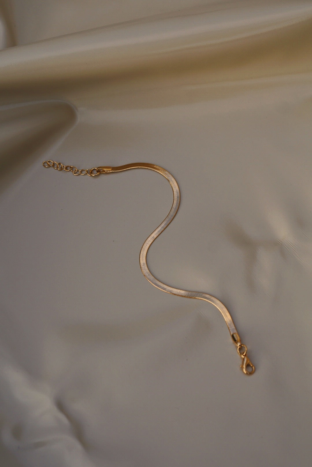 FAYE 3mm Herringbone Chain Bracelet Gold