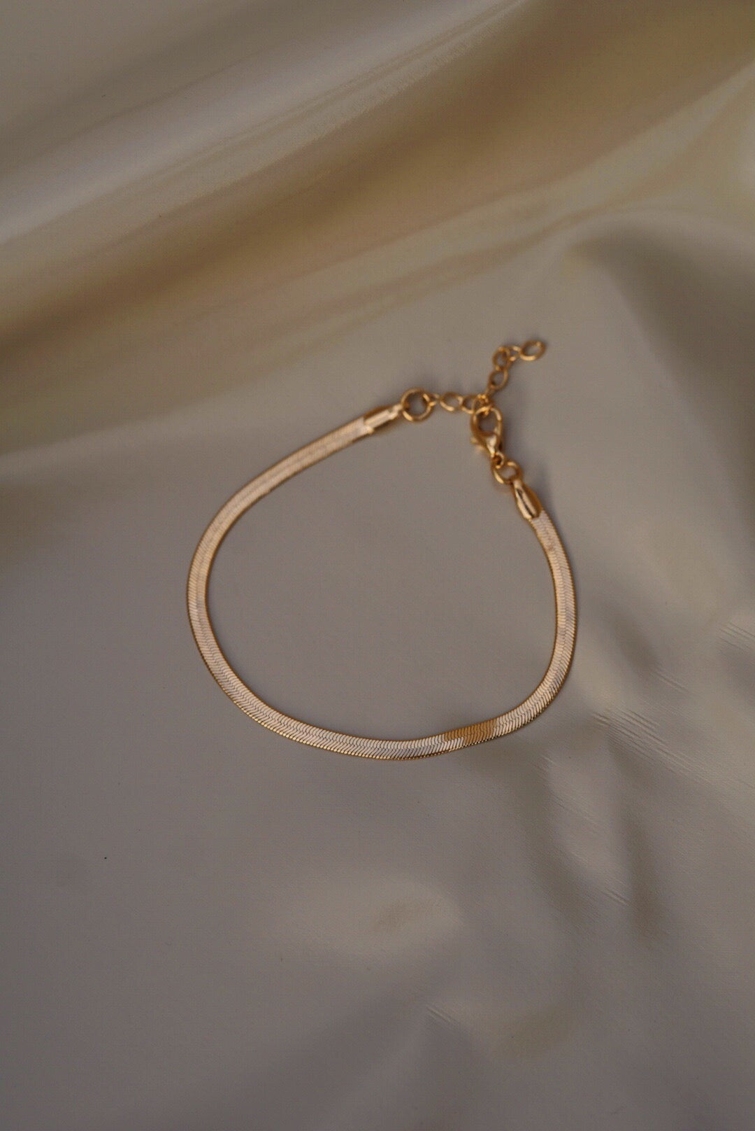 FAYE 3mm Herringbone Chain Bracelet Gold